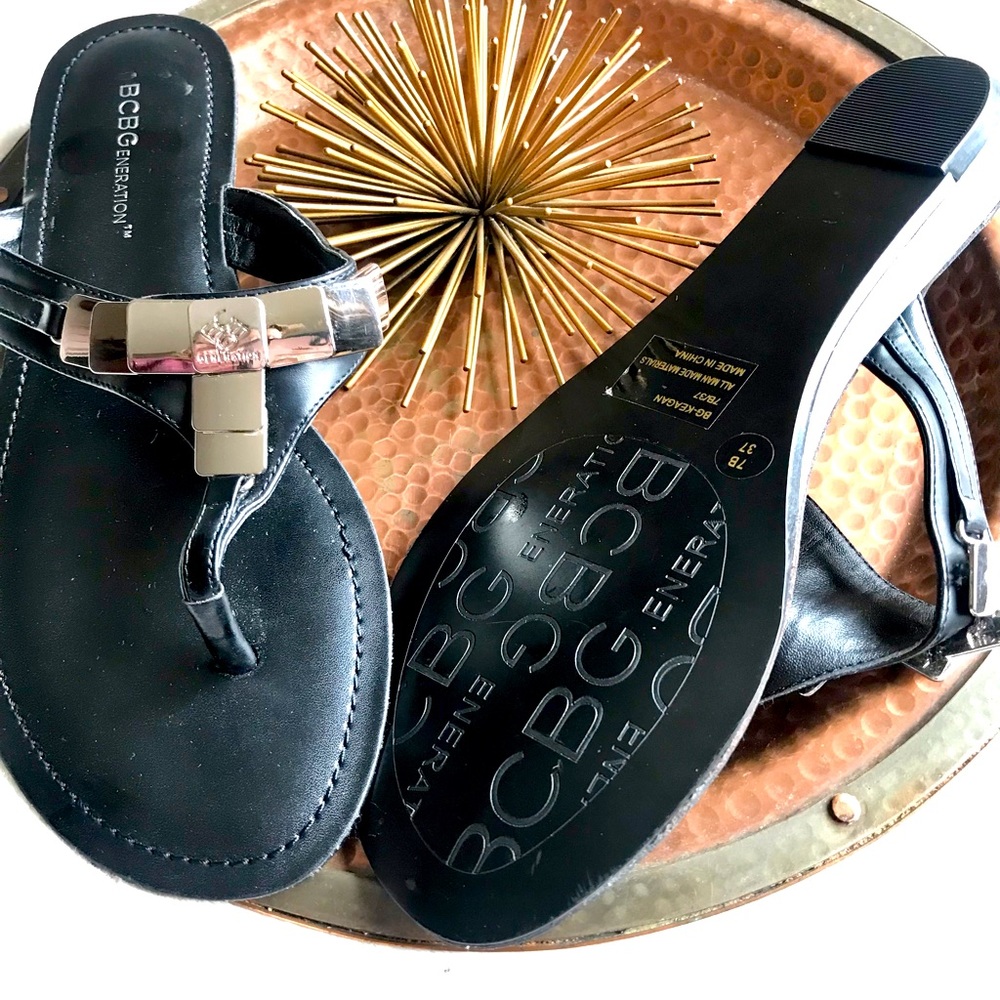 NWT BCBGENERATION | Thong Sandals With Silver Metal Overlays  Black Sz 7 / 37